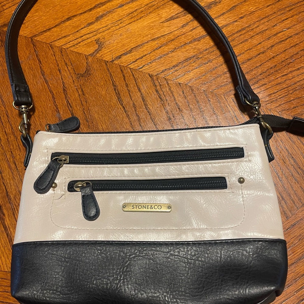 Stone Mountain Bonded Leather White/ Black Design Small Bagger Handbag/crossbody